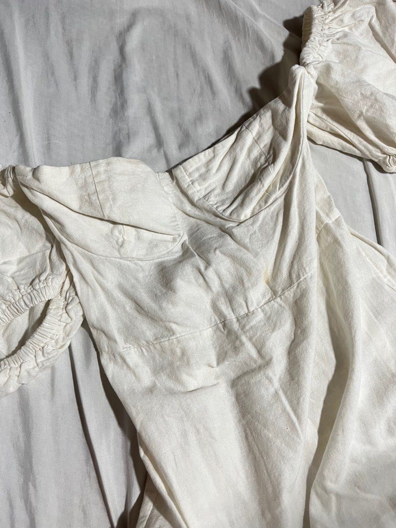 White Linen Dress (Category: Dresses) located in Manila. Submitted by sophia.palma (Listing ID 1354643881, Image 2). Description: Used once as my bday dinner dress in baler! 💃 Can fit small to medium body frame. Bustier dress kaya hapit sa upper body lakas maka sexy 🤍 above-knee length. PS. Need wash since it has been stock in my closet.