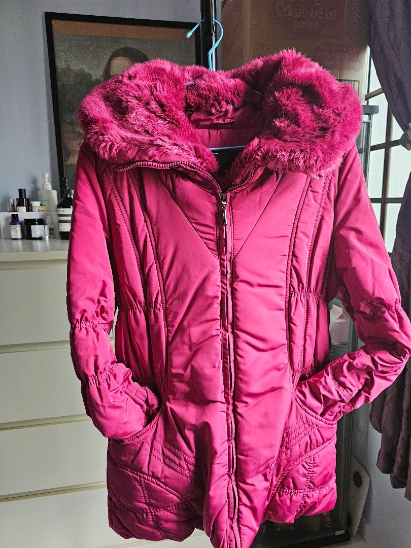 Winter Jacket down (Category: Coats, Jackets and Outerwear) located in Singapore. Submitted by vosshall (Listing ID 1354590620, Image 1). Description: the fur hoodie can be removed come with a belt.