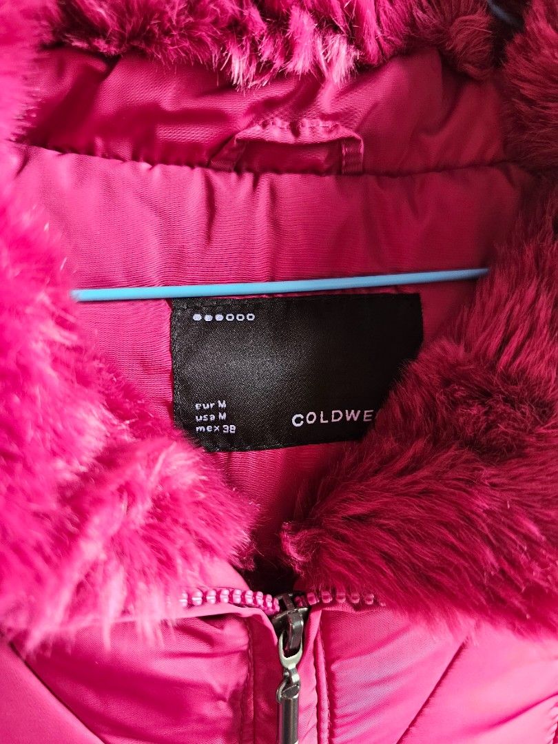 Winter Jacket down (Category: Coats, Jackets and Outerwear) located in Singapore. Submitted by vosshall (Listing ID 1354590620, Image 3). Description: the fur hoodie can be removed come with a belt.