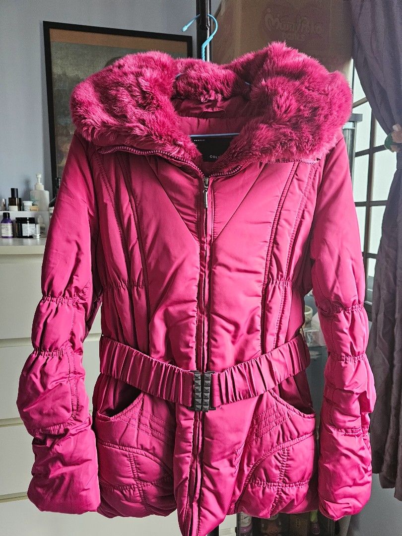 Winter Jacket down (Category: Coats, Jackets and Outerwear) located in Singapore. Submitted by vosshall (Listing ID 1354590620, Image 2). Description: the fur hoodie can be removed come with a belt.