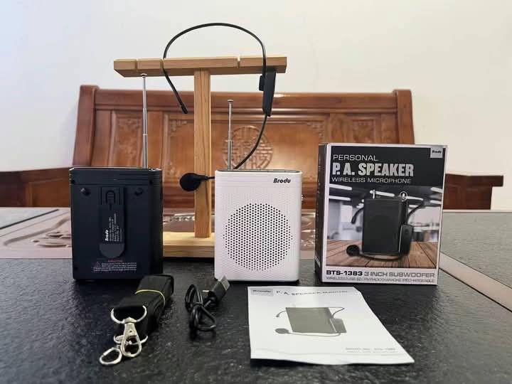 Wireless lapel mic 🎤 (Category: Microphones) located in Manila. Submitted by erick80762 (Listing ID 1354533937, Image 1). Description: .