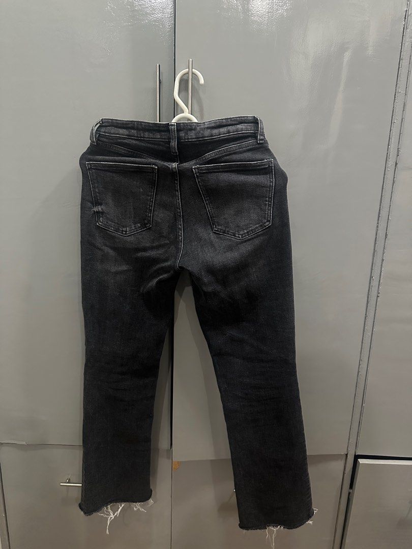 Zara Denim Jeans in Grey (Category: Jeans) located in Cagayan de Oro. Submitted by krnnndr (Listing ID 1354635675, Image 2). Description: - for reference: perfectly fits as a 5’3 girly - pants size is in the picture.