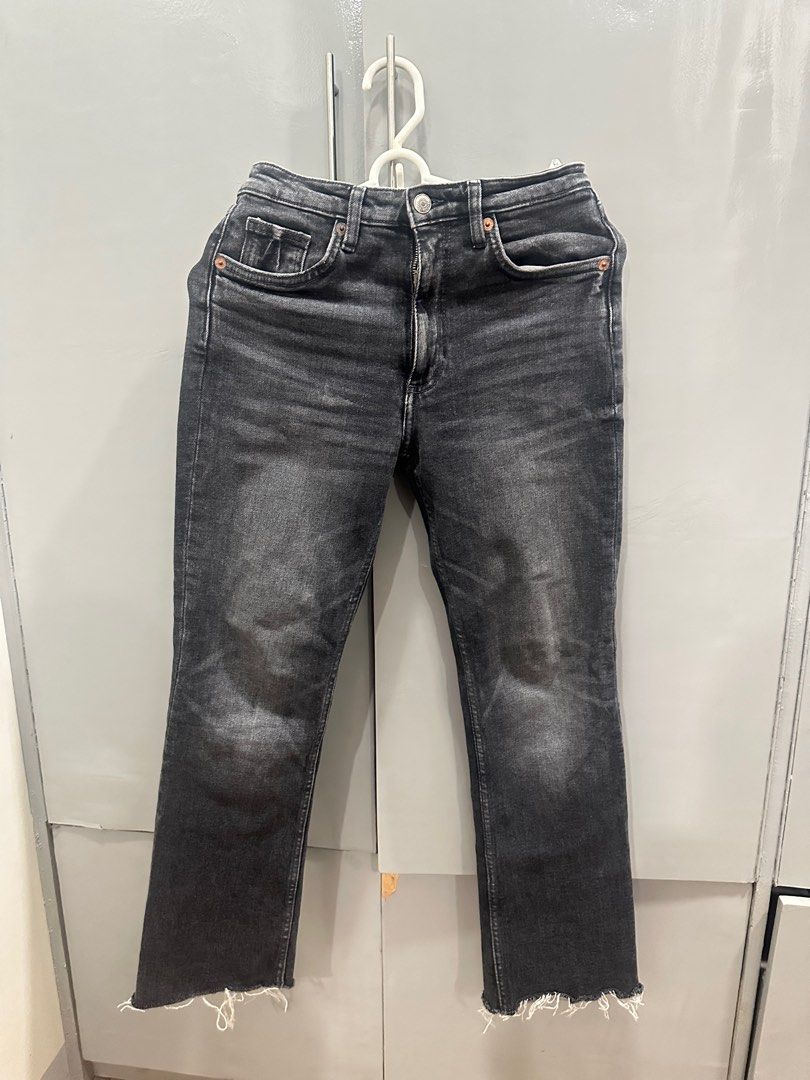 Zara Denim Jeans in Grey (Category: Jeans) located in Cagayan de Oro. Submitted by krnnndr (Listing ID 1354635675, Image 1). Description: - for reference: perfectly fits as a 5’3 girly - pants size is in the picture.