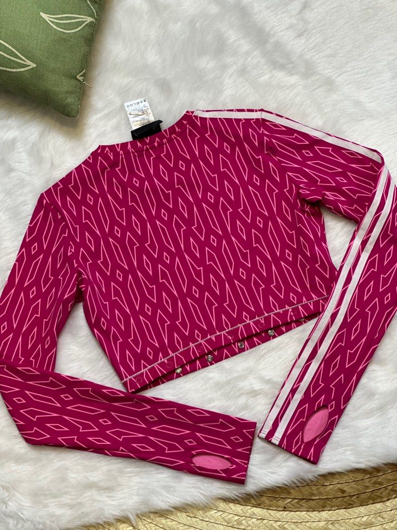 ADIDAS x IVY PARK DRIFIT CROP (Category: Activewear) located in Naga. Submitted by ubi04 (Listing ID 1354837238, Image 2). Description: MEDIUM DRIFIT LONGSLEEVES CROP .