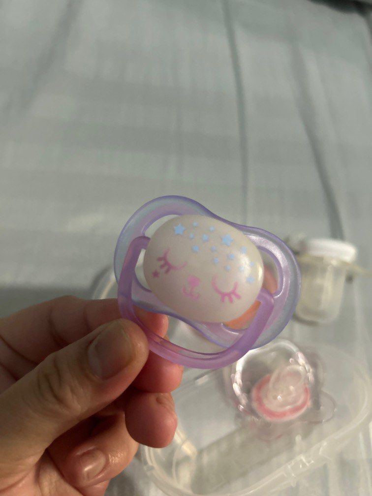 Avent Pacifier (Category: Soothers & Pacifiers) located in Pasig City. Submitted by the_zoneshop.ph (Listing ID 1354724527, Image 2). Description: Take all for 650, gamit lang to test. Ayaw talaga ni baby ng pacifier. 0-6 months pacifier.