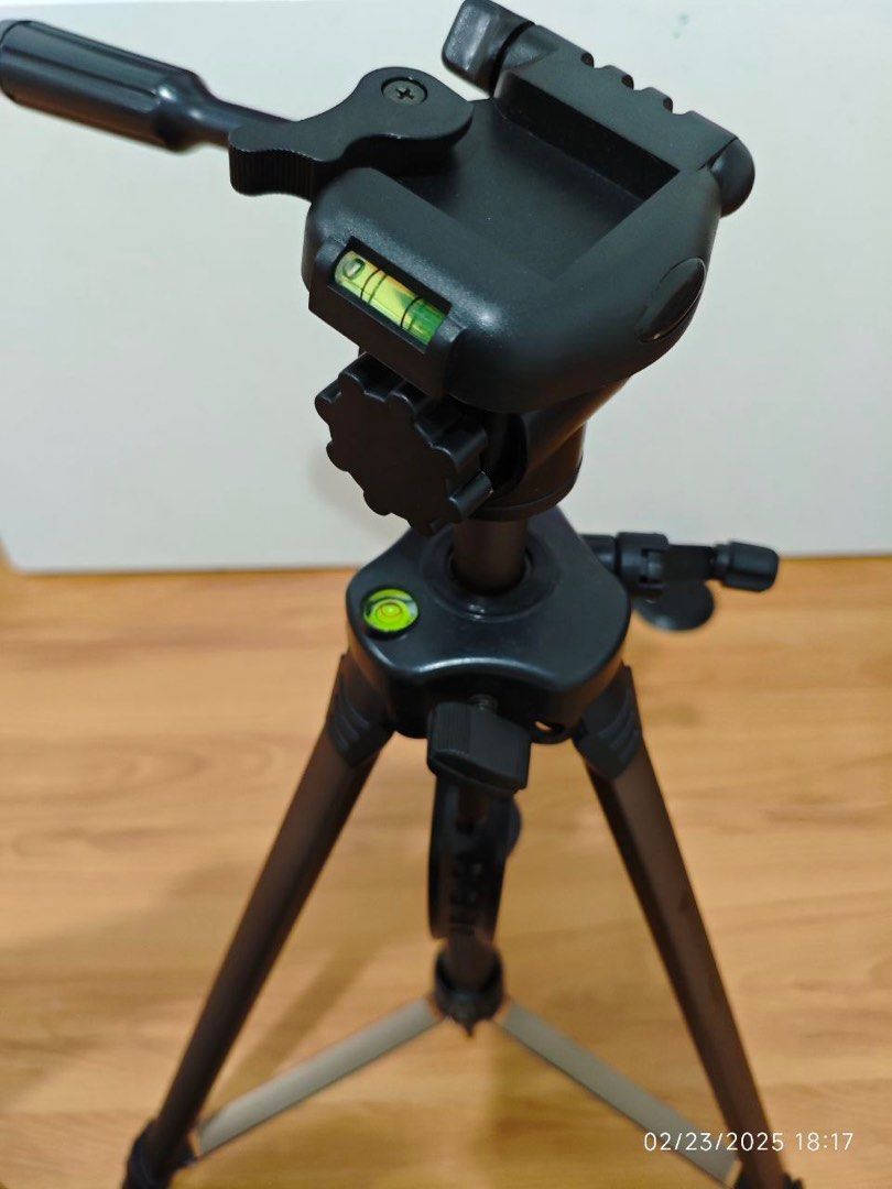 Camera Tripod with Case (Category: Tripods & Monopods) located in Quezon City. Submitted by mvdeclutter (Listing ID 1354723150, Image 1). Description: .