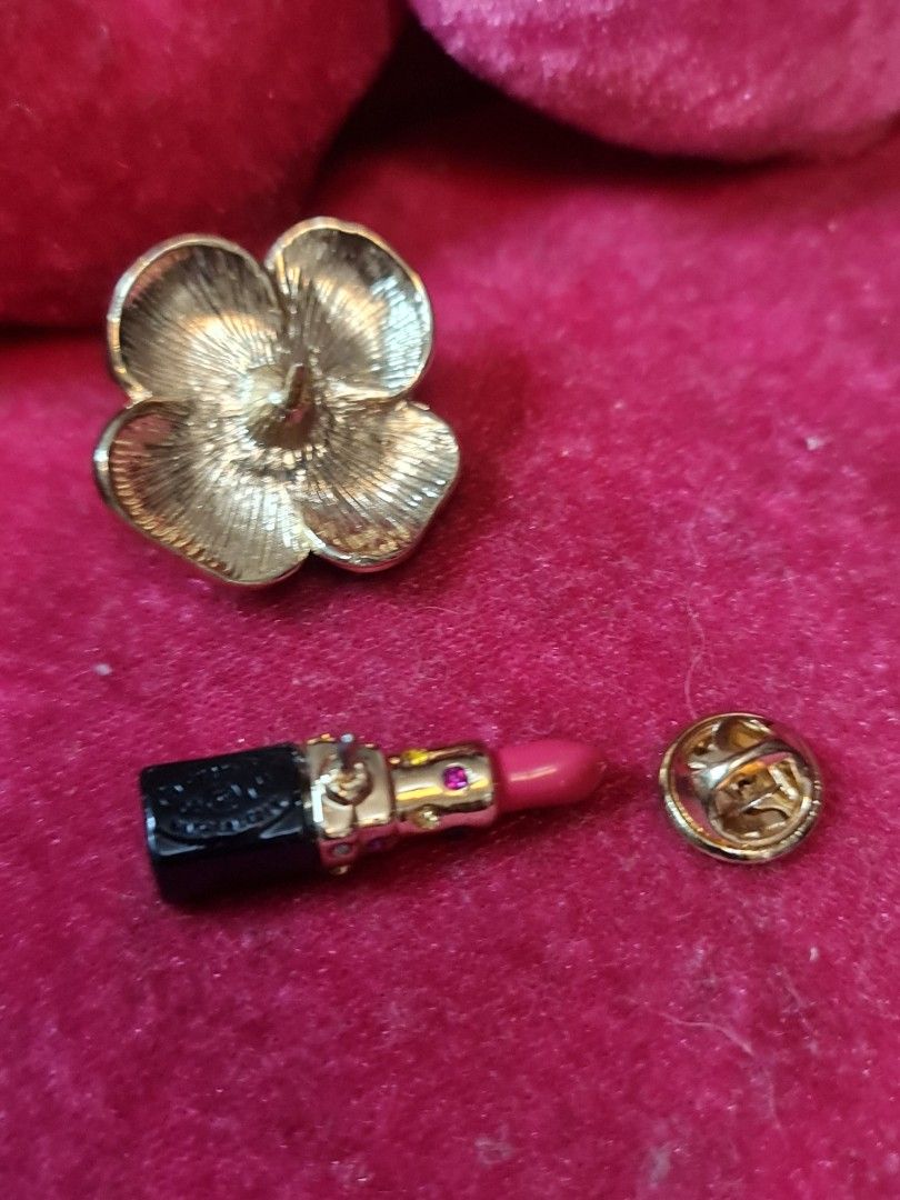 Chanel Pin & Brooches Multiple (Category: Luxury Accessories) located in Angeles City. Submitted by reallygraceful (Listing ID 1354905971, Image 1). Description: Chanel Pin & Brooches Multiple 🩷Good Condition 🩷Free na ang isang flower Brooch 🩷may Markings 🩷padala galing japan.