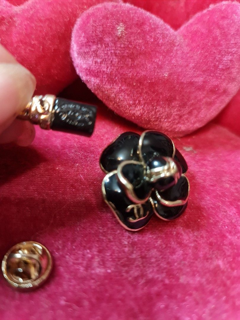 Chanel Pin & Brooches Multiple (Category: Luxury Accessories) located in Angeles City. Submitted by reallygraceful (Listing ID 1354905971, Image 2). Description: Chanel Pin & Brooches Multiple 🩷Good Condition 🩷Free na ang isang flower Brooch 🩷may Markings 🩷padala galing japan.
