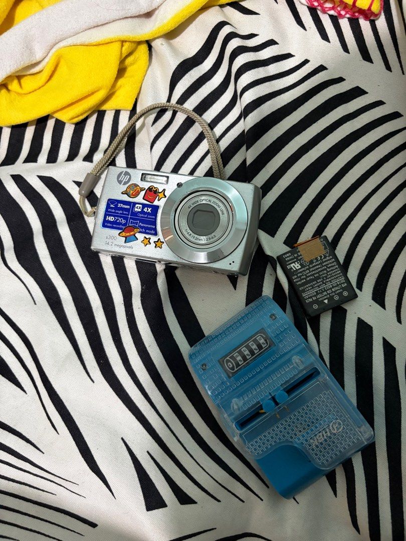 Digital Camera Hp300 (Category: Cameras) located in Quezon City. Submitted by jannyfinds (Listing ID 1354906903, Image 2). Description: READ CAREFULLY*!!! Hp300 digital camera Inclusion: universal charger + battery ISSUE: burn lcd but hindi siya nakaka affect sa shots. But pwede niyo naman siya ipaayos also the battery. And hindi ko na rin siya na chacharge kayo nalang mag testing thanks PM THANKS.