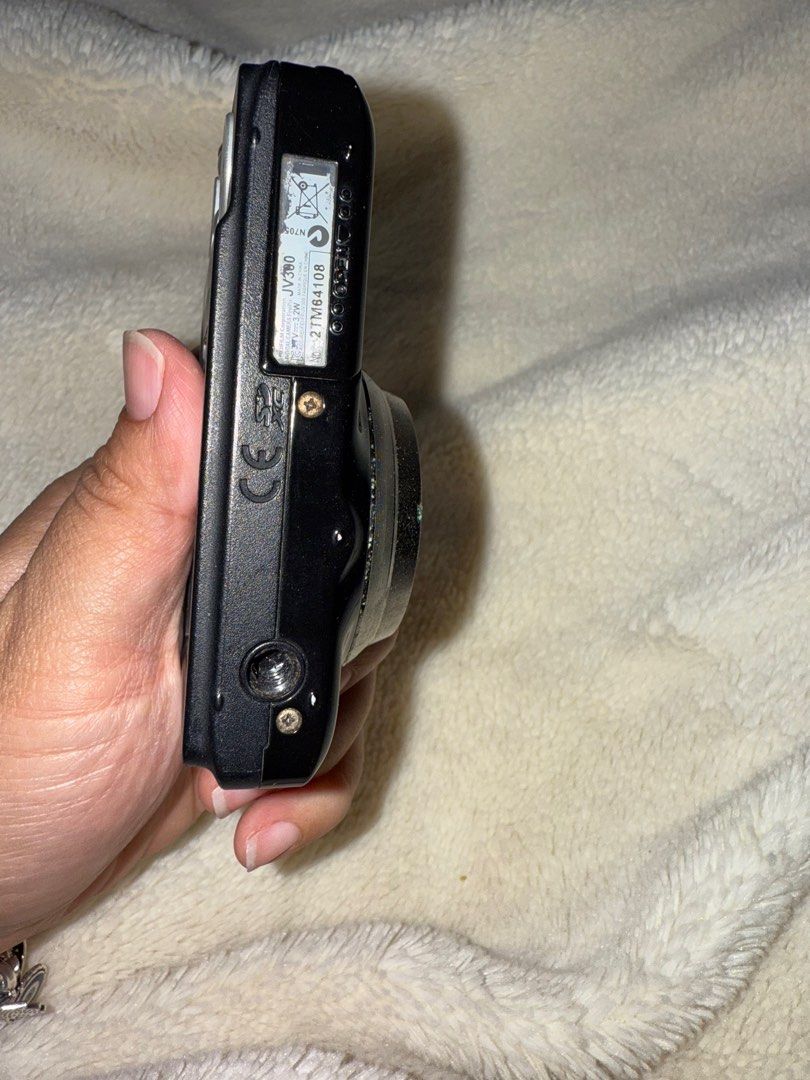 Fujifilm Finepix JV300 (Category: Cameras) located in Arakan. Submitted by mangaroo (Listing ID 1354884610, Image 3). Description: Php 3,000 sagad Fujifilm Finepix JV300 14Mp with 5x (28-140mm equiv.) zoom lenses Fully Functional No issues with Output As is. What u see is what u get Buyer to pay SF Physical Issues: - has white small vignette like a white borderline (does not affect output) - battery stopper is missing but still have battery cover