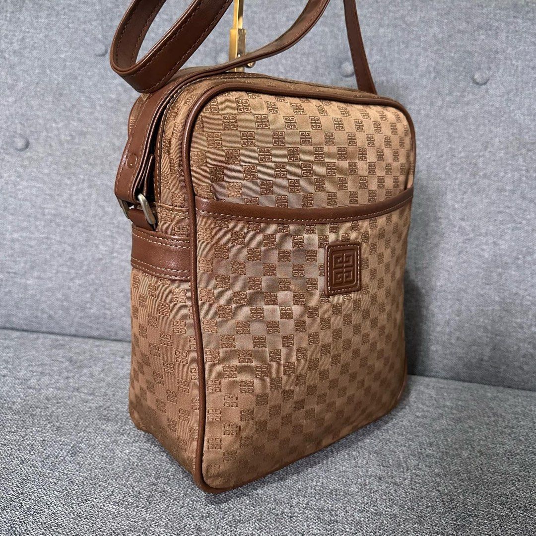 Givenchy Vintage Sling Bag (Category: Luxury Bags & Wallets) located in Madrid. Submitted by jhunaceee (Listing ID 1354772193, Image 2). Description: Sign of use only No major flaw Original vintage.