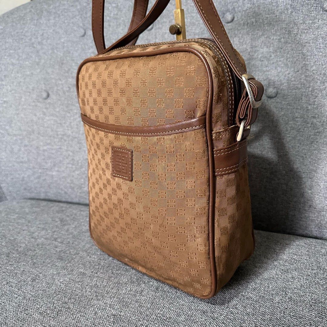 Givenchy Vintage Sling Bag (Category: Luxury Bags & Wallets) located in Madrid. Submitted by jhunaceee (Listing ID 1354772193, Image 3). Description: Sign of use only No major flaw Original vintage.