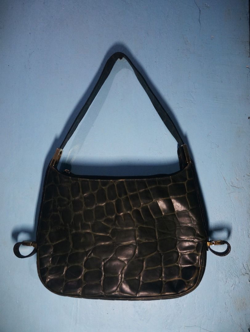 Green Leather Adjustable Shoulder Bag (Category: Shoulder Bags) located in Taguig. Submitted by tcstuff (Listing ID 1354885030, Image 2). Description: Genuine Leather Shoulder Bag — Made in Italy Adjustable strap, pwedeng long shoulder bag, pwedeng kili bag. Bag Measurements: 11.5 in x 8.2 in x 2.3 in Lining Material: Leather Bag has 3 compartments. The middle one has a zipper. On the zipper compartment, it has a zippered pocket inside. Newly cle