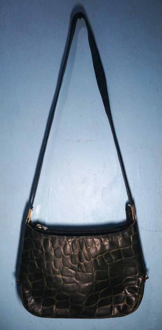 Green Leather Adjustable Shoulder Bag (Category: Shoulder Bags) located in Taguig. Submitted by tcstuff (Listing ID 1354885030, Image 3). Description: Genuine Leather Shoulder Bag — Made in Italy Adjustable strap, pwedeng long shoulder bag, pwedeng kili bag. Bag Measurements: 11.5 in x 8.2 in x 2.3 in Lining Material: Leather Bag has 3 compartments. The middle one has a zipper. On the zipper compartment, it has a zippered pocket inside. Newly cle