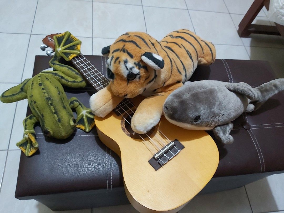 Guitar, ukelele, stuffed toys (Category: Musical Instruments) located in Santa Rosa. Submitted by cristine83 (Listing ID 1354828714, Image 2). Description: take ALL see all the pictures to appreciate.