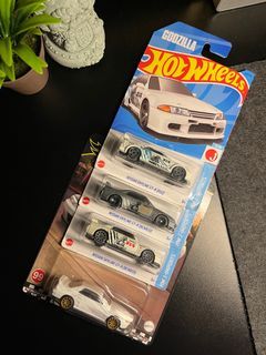 Hotwheels Godzilla Nissan skyline set