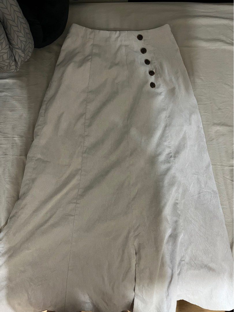 Long Cream Skirt with slit (Category: Skirts) located in Manila. Submitted by declutterwdmax (Listing ID 1354871013, Image 1). Description: - fits 26-27 waistline .