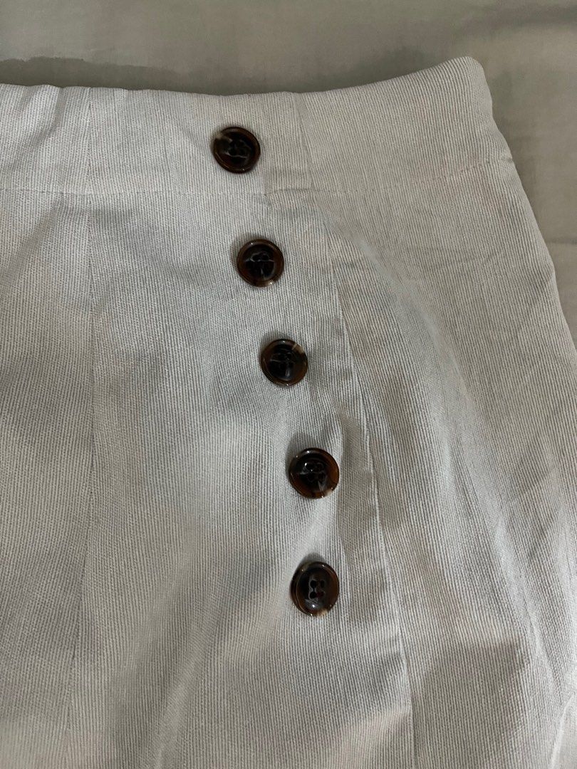 Long Cream Skirt with slit (Category: Skirts) located in Manila. Submitted by declutterwdmax (Listing ID 1354871013, Image 2). Description: - fits 26-27 waistline .