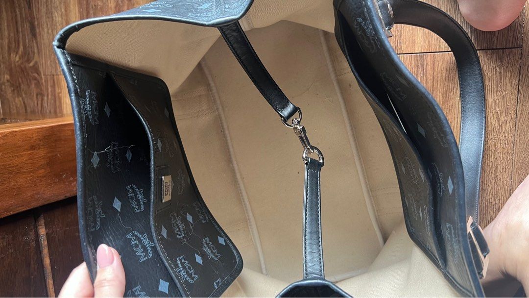 MCM visetos tote bag black (Category: Luxury Bags & Wallets) located in Manila. Submitted by tk.preloved (Listing ID 1354751109, Image 3). Description: Selling this low due to minor flaws!! See last photo Bag only no inclusion Hardware is super nice pa .