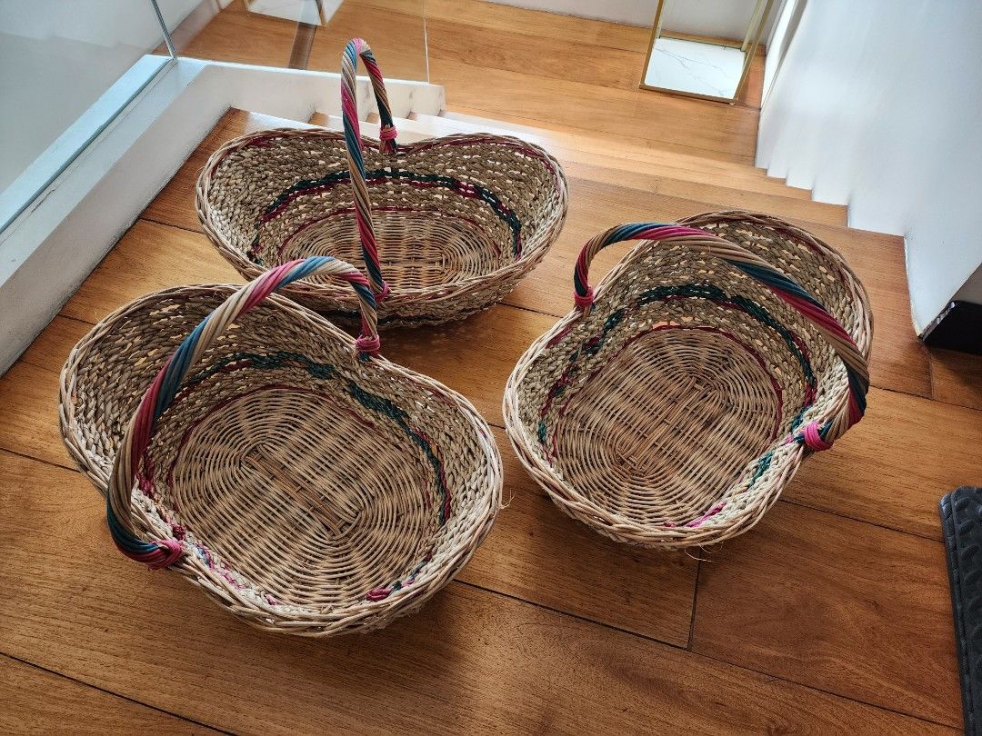 Native Woven Basket (Category: Gift Baskets & Hampers) located in Quezon City. Submitted by kristeenl556 (Listing ID 1354723935, Image 1). Description: Native Woven Basket in good conditiin never been used binili tapos hindi nagamit 3pcs basket for 200peso reason for selling: cleaning the house.