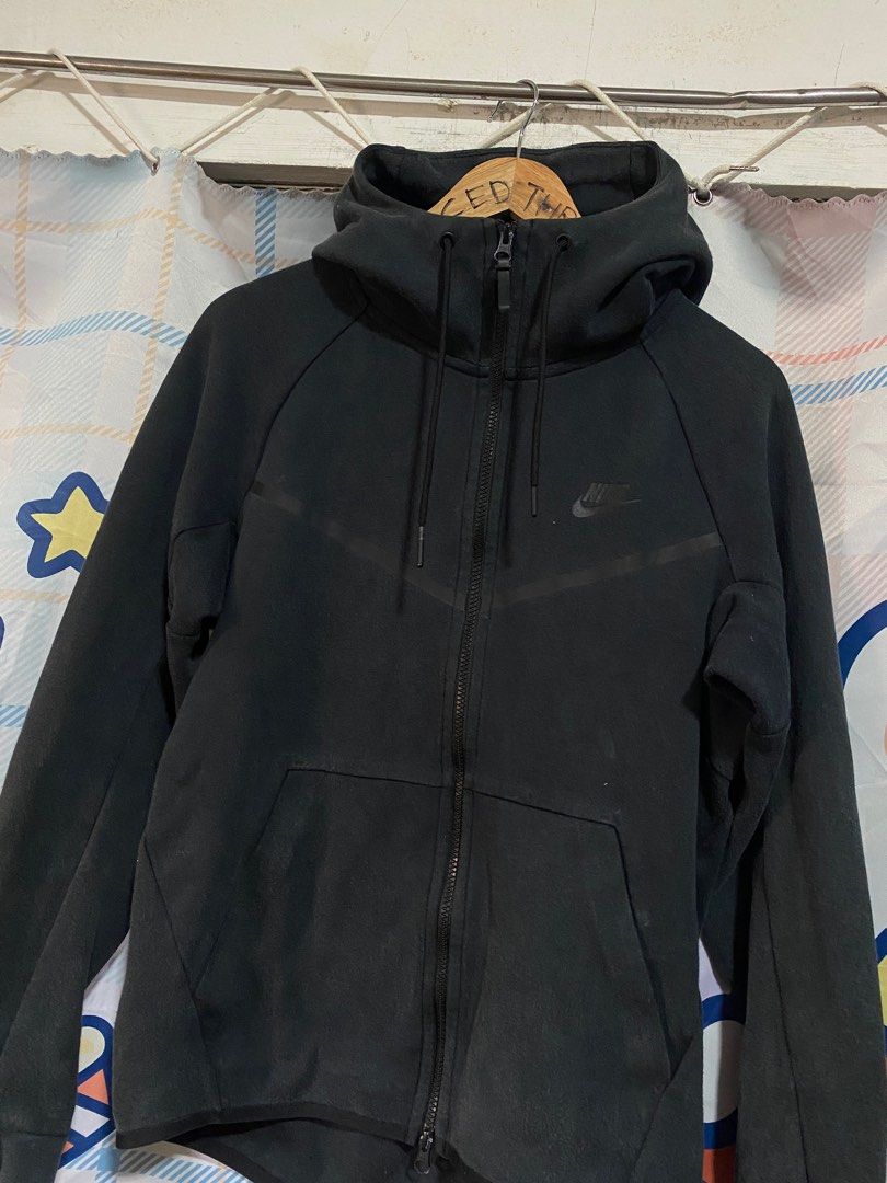 NIKE TF JACKET (Category: Coats, Jackets and Outerwear) located in Barobo. Submitted by 3ftyyy1 (Listing ID 1354806931, Image 2). Description: NIKE TF HOODIE JACKET SIZE MEDIUM ON TAG 9.5/10 COLOR RATE 550.