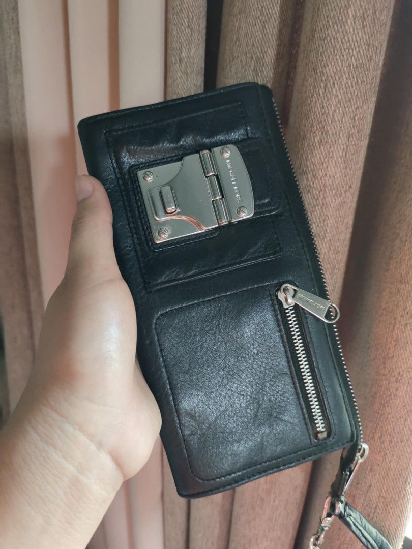 Orig mk kili bag (Category: Luxury Bags & Wallets) located in Tagum. Submitted by luxbagelyas (Listing ID 1354738175, Image 3). Description: genuine leather no flaws marami card slot no flaws ganda neto super tibay.