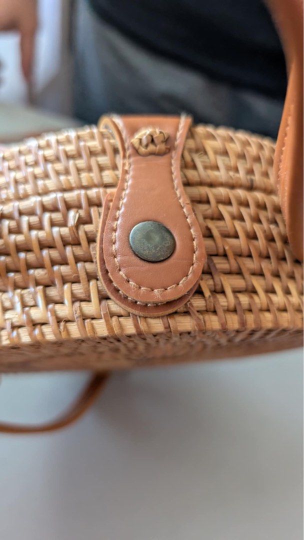 Original Batik Bali Wooden Bag with Handle (Category: Cross-body Bags) located in Manila. Submitted by declutterforamari (Listing ID 1354833005, Image 2). Description: Please message for more pictures and details. Thank you :).