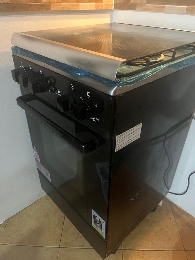 Oven range (brand new) (Category: Ovens & Toasters) located in Makati City. Submitted by rainnes18 (Listing ID 1354819857, Image 1). Description: White westing house(brand new) oven range can use electric or gas😊.