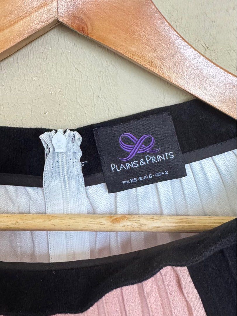 Plains and prints pleated skirt (Category: Skirts) located in Bayombong. Submitted by msla062193 (Listing ID 1354725847, Image 3). Description: Plains and prints skirt Used twice or thrice only kasi di ko na kasya 😥 Ganda pa naman in person.