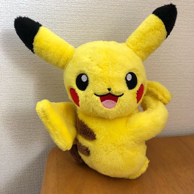 日本購入-寶可夢專賣店-抱抱皮卡丘絨毛玩偶-Pokemon-皮卡丘-Pikachu, 哩哩扣扣, 其他在旋轉拍賣