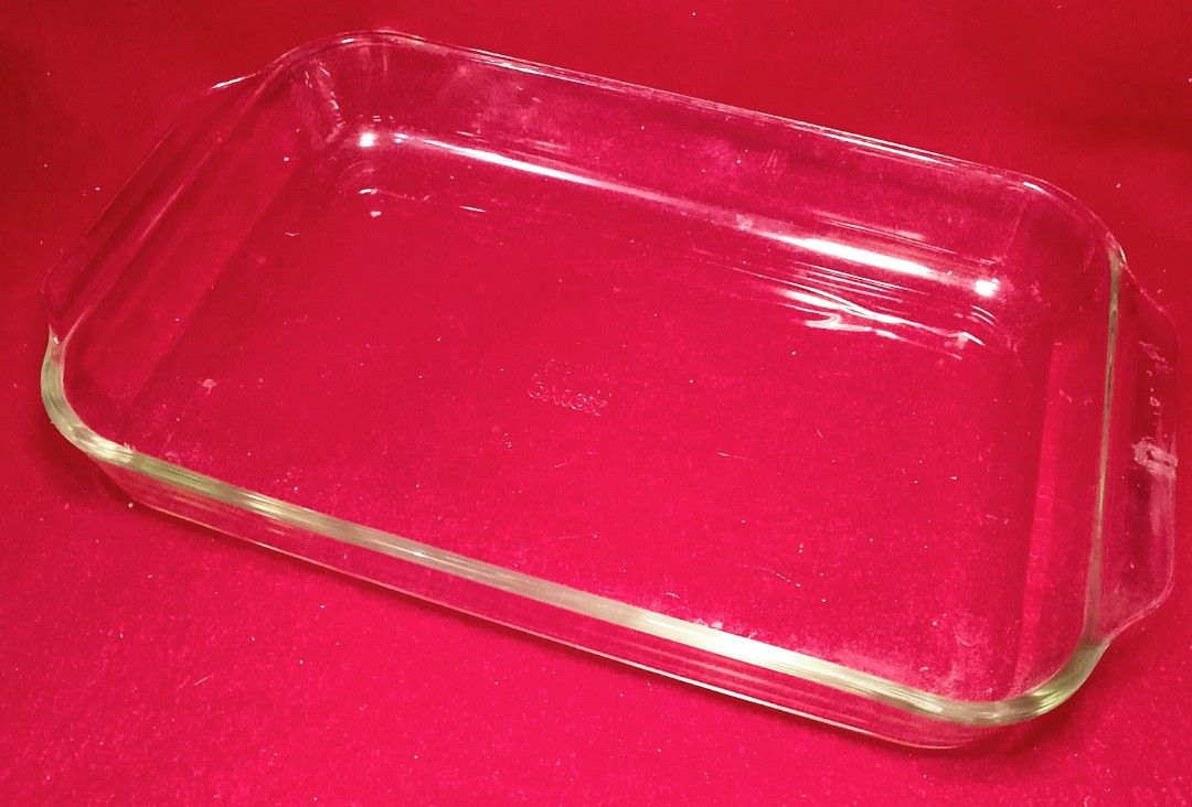 Pyrex Baking Dish (Category: Bakeware) located in Valenzuela. Submitted by buylaaaaa (Listing ID 1354765185, Image 1). Description: 1pc avail Unused Light scratches due to storage Handpicked Thrifted.