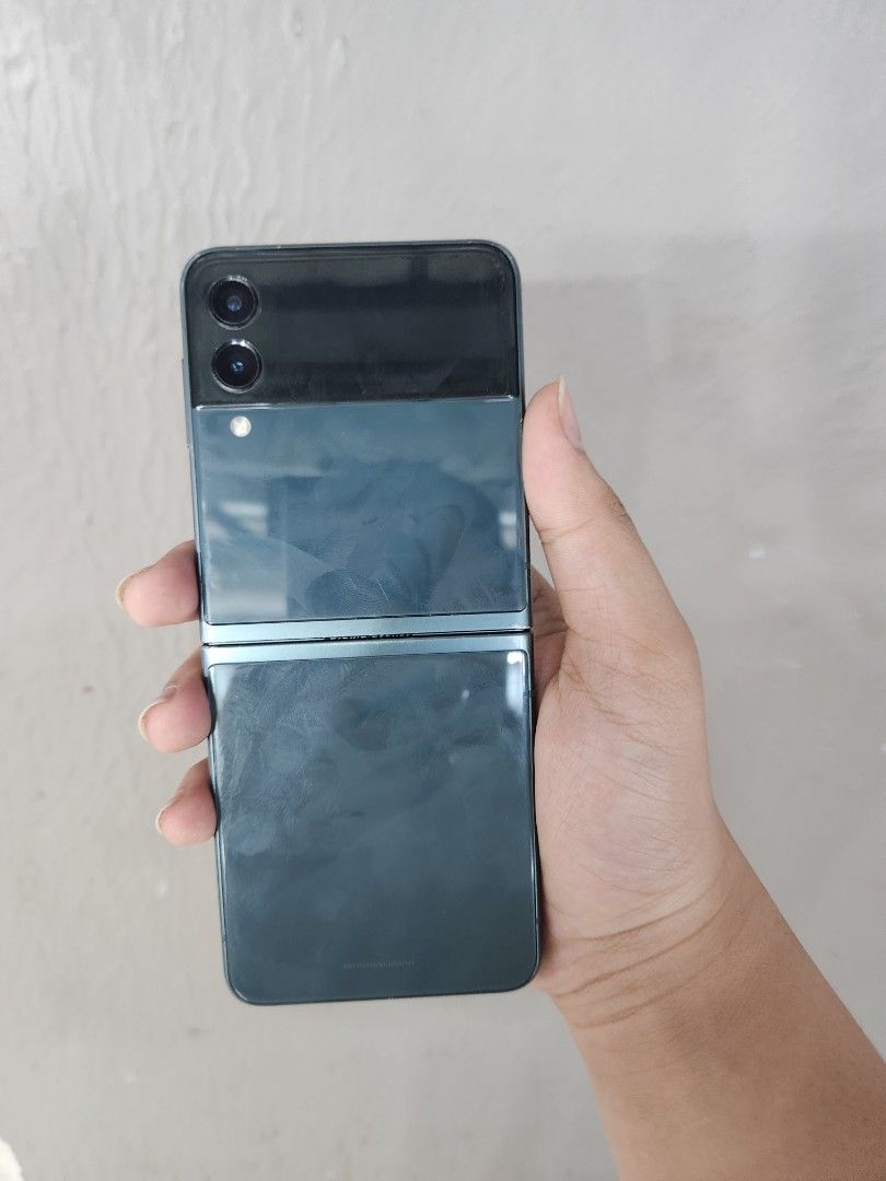 Samsung Galaxy Z Flip3 5G (Category: Samsung) located in Manila. Submitted by lucky.charm.gadgets (Listing ID 1354878451, Image 2). Description: SAMSUNG GALAXY Z Flip3 5G 12gb/256gb (Please research nyo nalang po full specs) LCD ISSUE ,LCD ISSUE !OBVIOUS NA OBVIOUS YUNG ISSUE MAY LINES. BAKA MAY GOODS NA LCD KA JAN PEDE NA PANG BO-O NANG UNIT MO NO ACCOUNT .PEDE RIN PANG SPARE PHONE . MAGBASA KA MUNA BAGO KA MAG REACT ! Buy at your own risk 😊 Fo