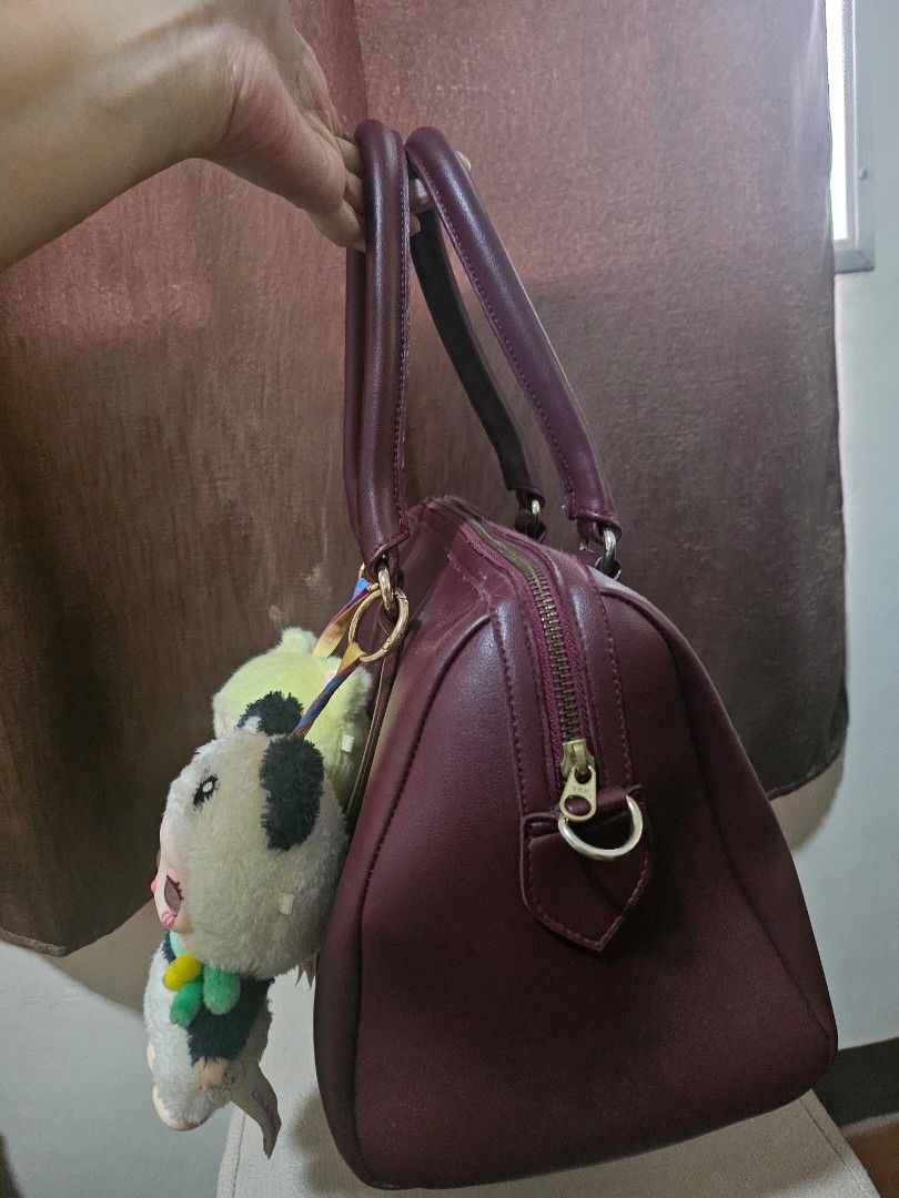 Shiq Doctor's Bag (Category: Shoulder Bags) located in Manila. Submitted by carsel01 (Listing ID 1354798753, Image 3). Description: Vegan leather from Shiq. The bag is lightly used and it comes with a long strap that has never been used..