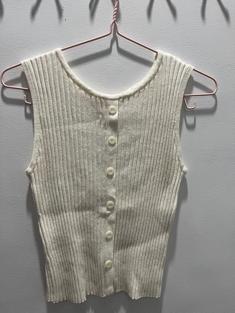 Sleeveless White Knit Top (Category: Sleeveless) located in Quezon City. Submitted by umsph (Listing ID 1354837580, Image 1). Description: Sleeveless White Knit Top Bought from a bazaar No tag but fits Medium GCash Payment Same day delivery or gogo xpress C/o buyer Rfs: declutter Can give discounts if you purchase more than 1 item -> check out my shop @umsph.
