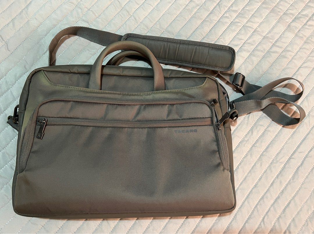 Tucano Workout Bag (Category: Laptop Bags & Sleeves) located in Paranaque City. Submitted by authenticand100pctlegit (Listing ID 1352080980, Image 1). Description: Slim custom design for MacBook Pro Compact and lightweight bag suitable for 13” to 15” MacBooks and laptops Designed in Milan, Italy; made in China Made of hi-tech material with eco-leather accents Key Features; 1 main zippered compartment w/ inside laptop sleeve 2 external pockets (fr