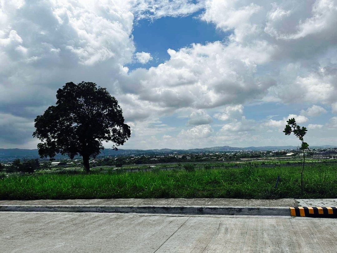 Acropolis Loyola Quezon City (Category: Lot) located in Taguig. Submitted by brokerhanstaneo_09178038728 (Listing ID 1354923217, Image 1). Description: Vacant Lot in Acropolis loyola Upper part 300 sqm x P120,000 per sqm.