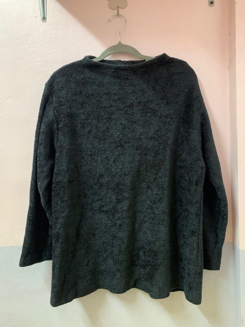 Black Furry Longsleeve Top (Category: Longsleeves) located in Bulacan. Submitted by lemoooonnnn (Listing ID 1355076660, Image 1). Description: L - Mej mainit tela.