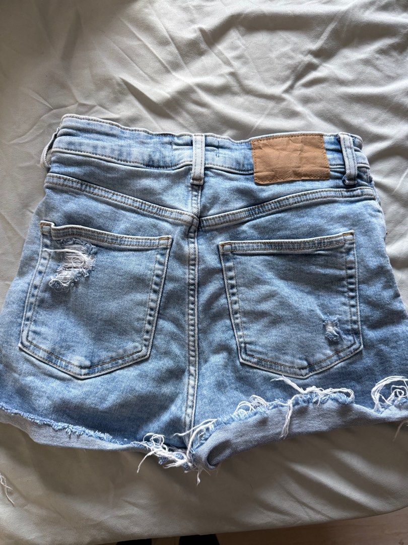 denim shorts (Category: Shorts) located in Quezon City. Submitted by declutterwsof (Listing ID 1355015063, Image 2). Description: h&m size 4.