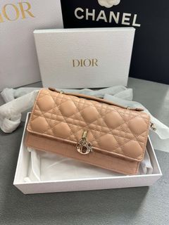(Category: ) located in . Submitted by thewomanbehindthebrand (Listing ID 1354989812, Image 1). Description: .