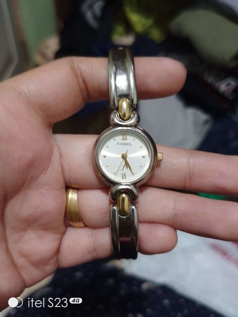 Fossil Watch (Category: Women's Watches) located in Lucena. Submitted by watchmateph (Listing ID 1355003700, Image 1). Description: Strap is a little bit faded.