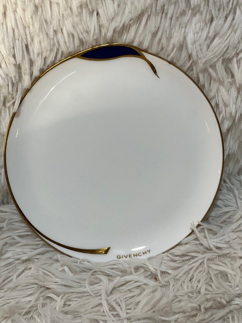 Givenchy Paris Vintage Feather Cake Plates 6.14” (Category: Dinnerware & Cutlery) located in Baguio. Submitted by mischasboutique (Listing ID 1354992571, Image 2). Description: 350 per piece 5 pcs available.