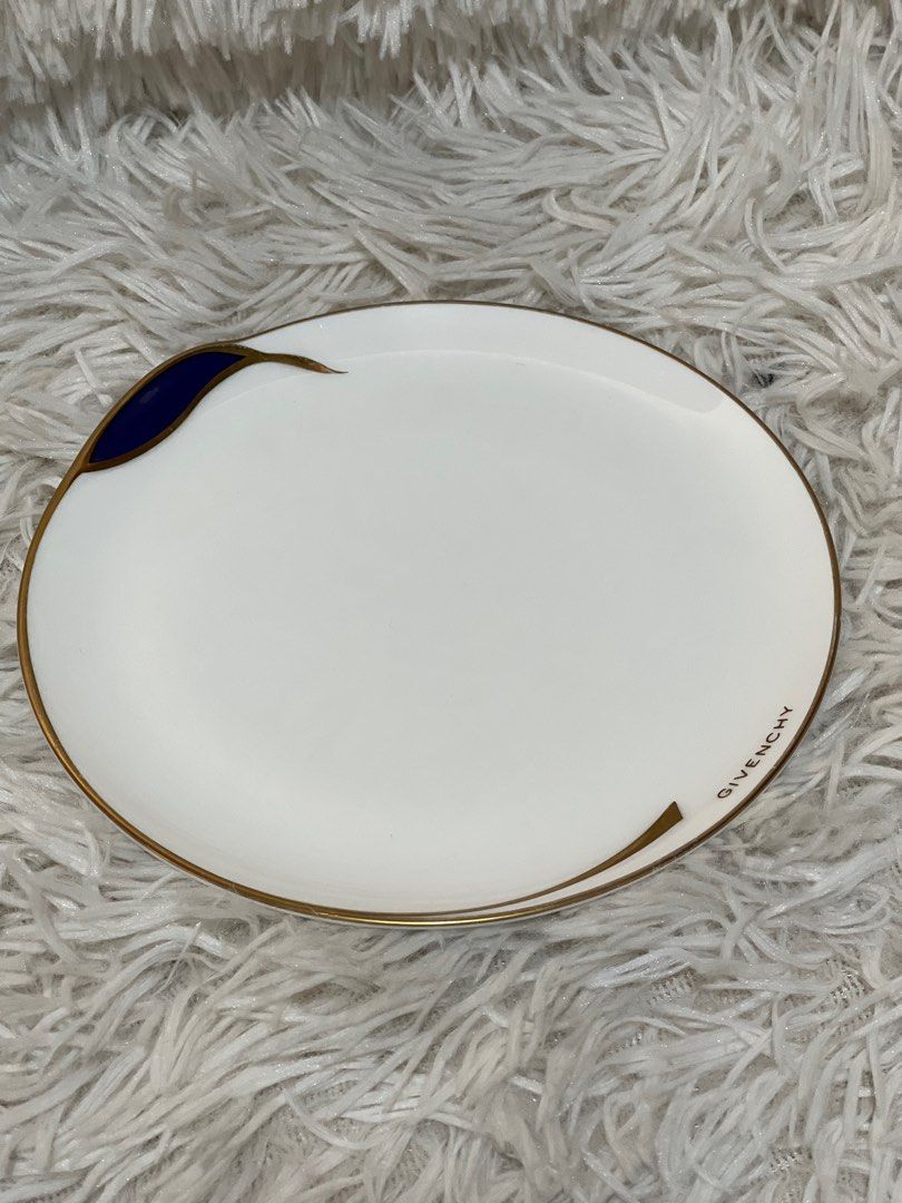 Givenchy Paris Vintage Feather Cake Plates 6.14” (Category: Dinnerware & Cutlery) located in Baguio. Submitted by mischasboutique (Listing ID 1354992571, Image 1). Description: 350 per piece 5 pcs available.