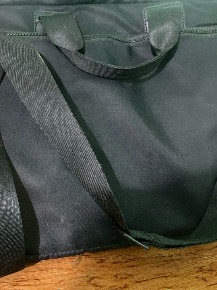 Halo Laptop Bag (Category: Laptop Bags & Sleeves) located in Aritao. Submitted by jessvntg (Listing ID 1354979822, Image 3). Description: Strap is detachable .