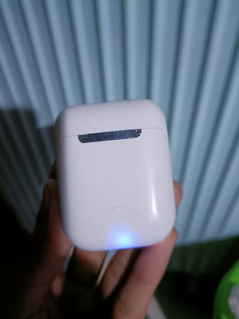 Jbl wireless earbuds (Category: Earphones) located in Pasay City. Submitted by declutterwifmeee (Listing ID 1355009650, Image 2). Description: Help me declutter!! -lightly used (see actual photos) -unit only -uses ios charger -no box -no issue, working and charging properly naman -easy connect -250php.