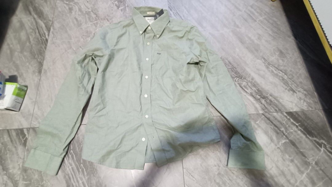 long sleeve button up (Category: Coats, Jackets and Outerwear) located in Singapore. Submitted by yizhe1031 (Listing ID 1355023708, Image 1). Description: .