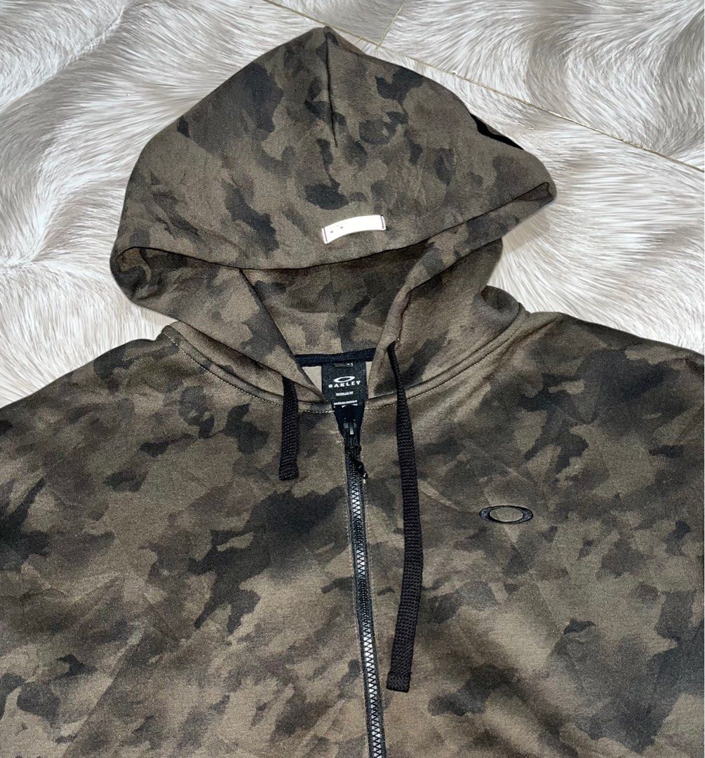 OAKLEY (Category: Coats, Jackets and Outerwear) located in Bago City. Submitted by christiaaan0515 (Listing ID 1355067115, Image 3). Description: OAKLEY TECHFLEECE JACKET Size medium on tag Measurements Width - 25 Length - 28 In excellent condition.