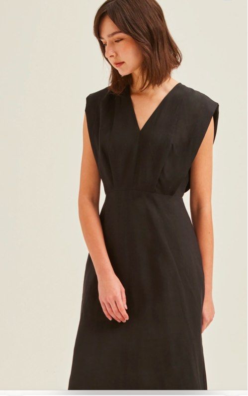Our second nature pleat shoulder tencel dress in black (Category: Dresses) located in Singapore. Submitted by saturdaymayhem (Listing ID 1354964059, Image 2). Description: XS-p .