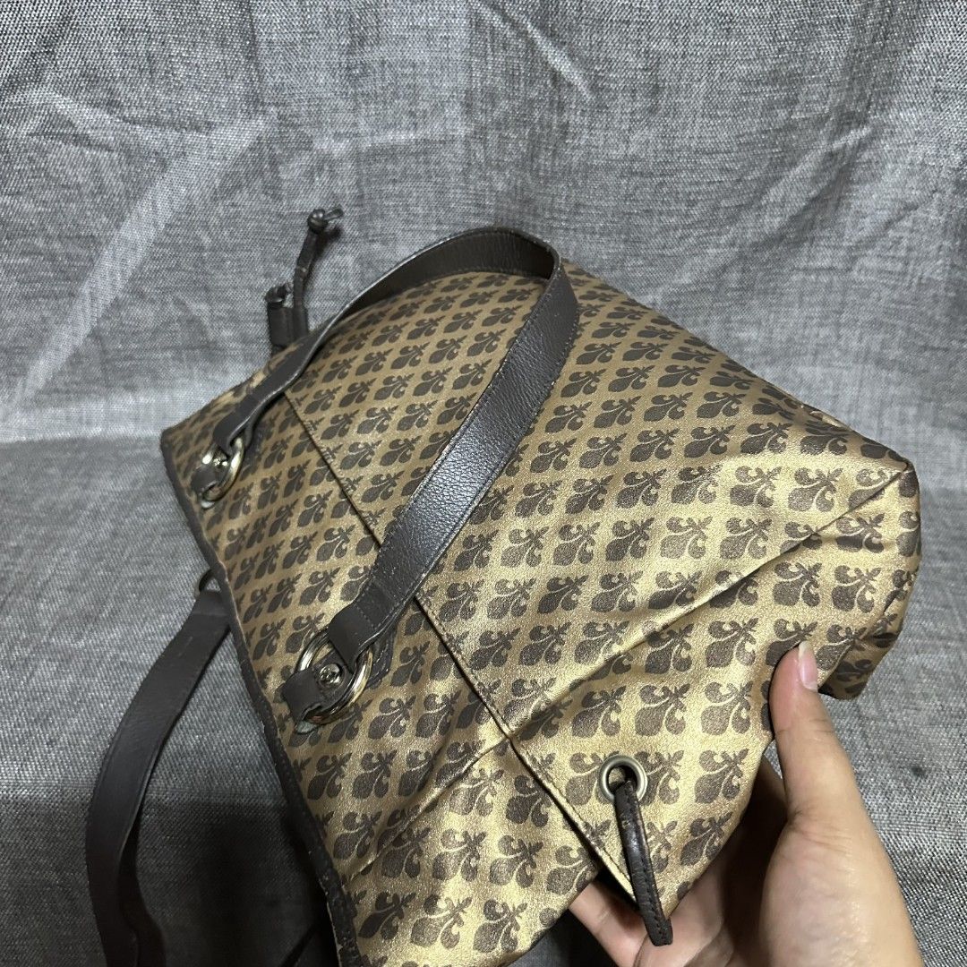 Patrick cox hand bag (Category: Luxury Bags & Wallets) located in Manila. Submitted by greyinfash06839 (Listing ID 1355060271, Image 3). Description: 🤍Price: 3,500 pesos only 🤍Item: Patrick cox hand bag 🤍Brand: Patrick cox 🤍Matirial: Leather 🤍Quality: Original 🤍color: Brown 🤍Size: Medium 🤍Dimension. H: 11 L: 14 W: 5 🤍Sex: For women 🤍Issue: Sign of use 🤍Condition Rate: 9/10 🤍Other info:.