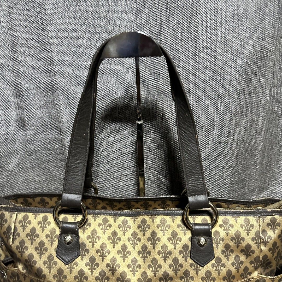 Patrick cox hand bag (Category: Luxury Bags & Wallets) located in Manila. Submitted by greyinfash06839 (Listing ID 1355060271, Image 2). Description: 🤍Price: 3,500 pesos only 🤍Item: Patrick cox hand bag 🤍Brand: Patrick cox 🤍Matirial: Leather 🤍Quality: Original 🤍color: Brown 🤍Size: Medium 🤍Dimension. H: 11 L: 14 W: 5 🤍Sex: For women 🤍Issue: Sign of use 🤍Condition Rate: 9/10 🤍Other info:.