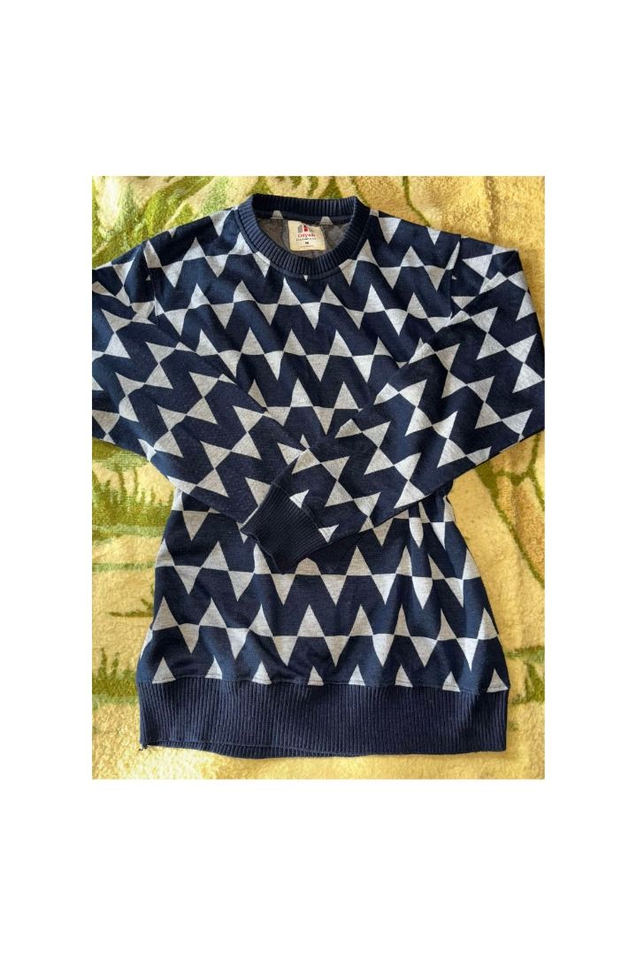 Patterned Long Sleeves Sweater (Category: Coats, Jackets and Outerwear) located in San Pablo. Submitted by sellrie (Listing ID 1354934822, Image 1). Description: no ww perfect for oversized fit.